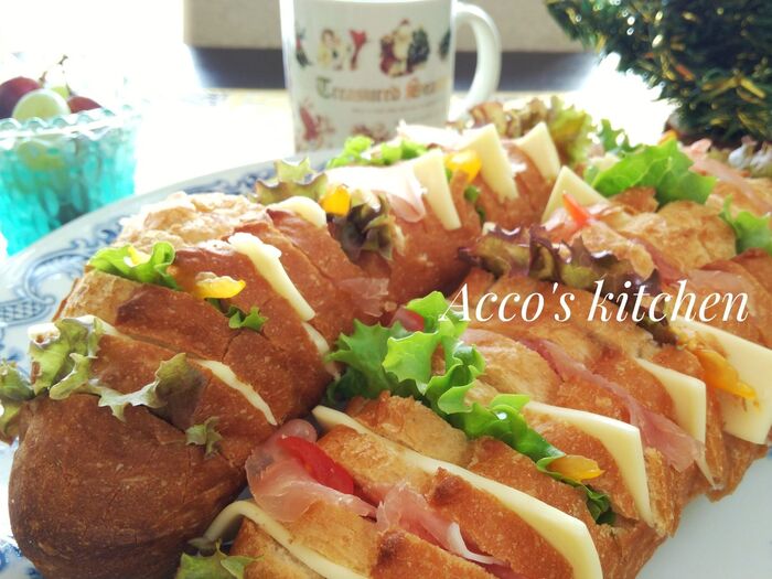 お皿に盛り付け、クリスマスデコレーションと一緒に飾ります