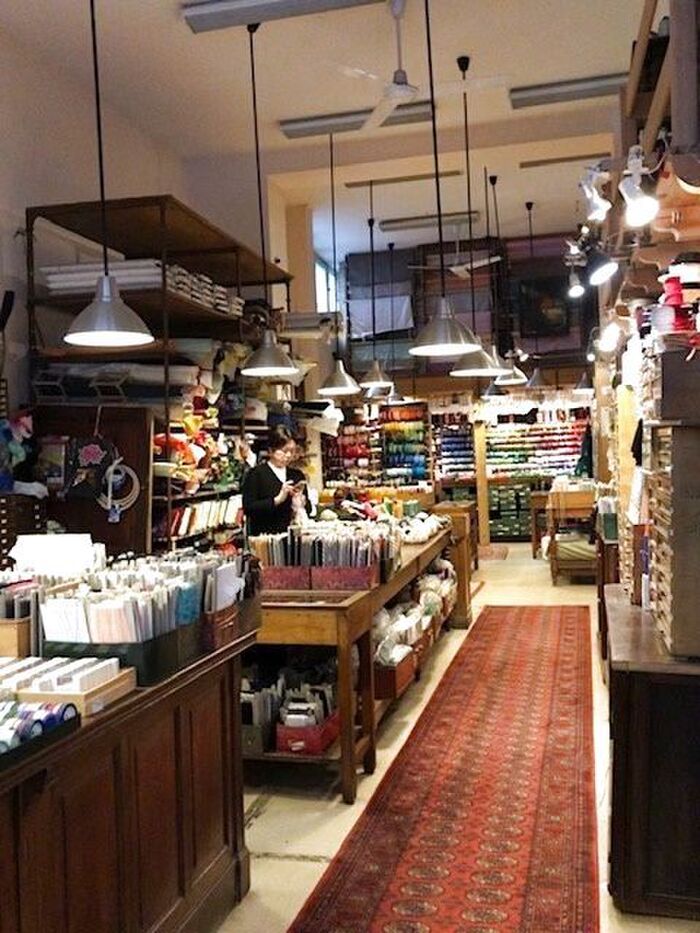 天井高の細長く伸びる通路に吸い込まれるような店内。
