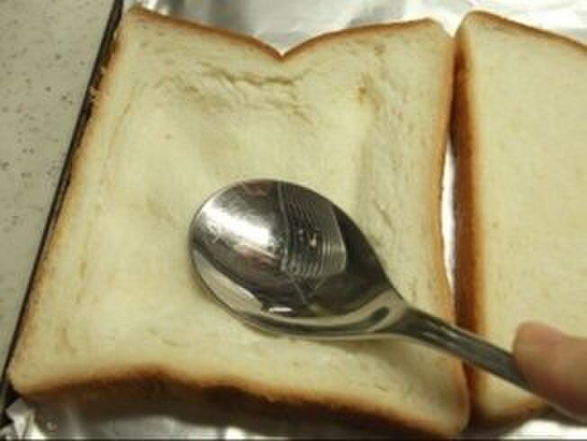 食パンをくぼませる