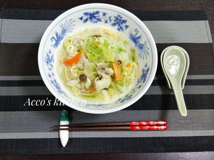 スープを沸かし、ネギを入れたら、中華麺を入れます。