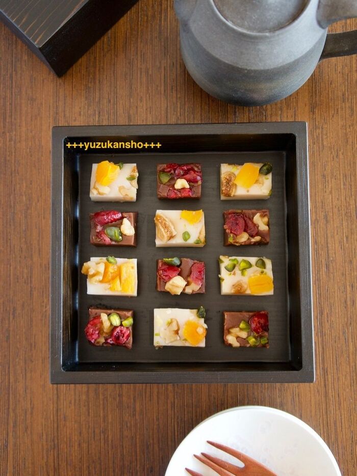 ドライフルーツのせチョコの水羊羹 見た目華やか、和と洋の味わい♪