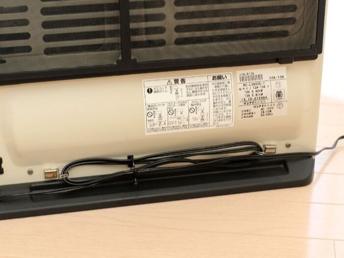 2つのフックにコードを巻きつける