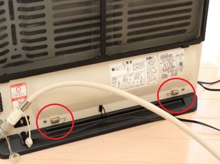 ファンヒーターの裏にフックをつける