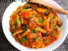 野菜の水分だけで旨味たっぷり♪きのことチキンの濃厚トマト煮込み