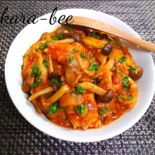 野菜の水分だけで旨味たっぷり♪きのことチキンの濃厚トマト煮込み