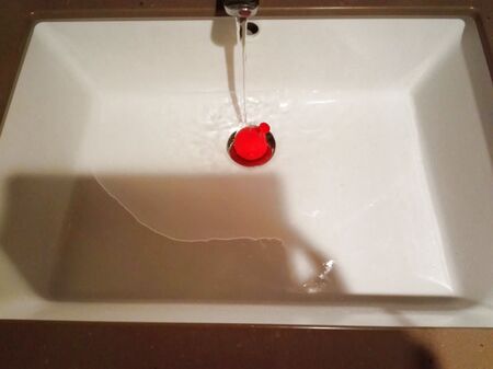 参考までに、洗面所でもやってみました☺ (元から栓はありますが)