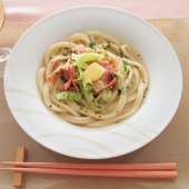 からだも心もホッとうどん!「冬キャベツの塩バタ煮込みうどん」