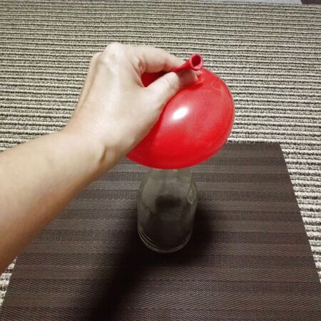 こんな感じで、両手でボトルを覆う感じです。