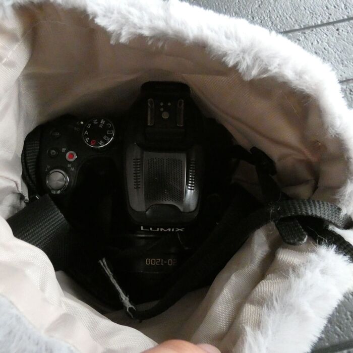 カメラもすっぽり収まります。