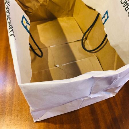 紙袋の上側を、内側へ折り込む