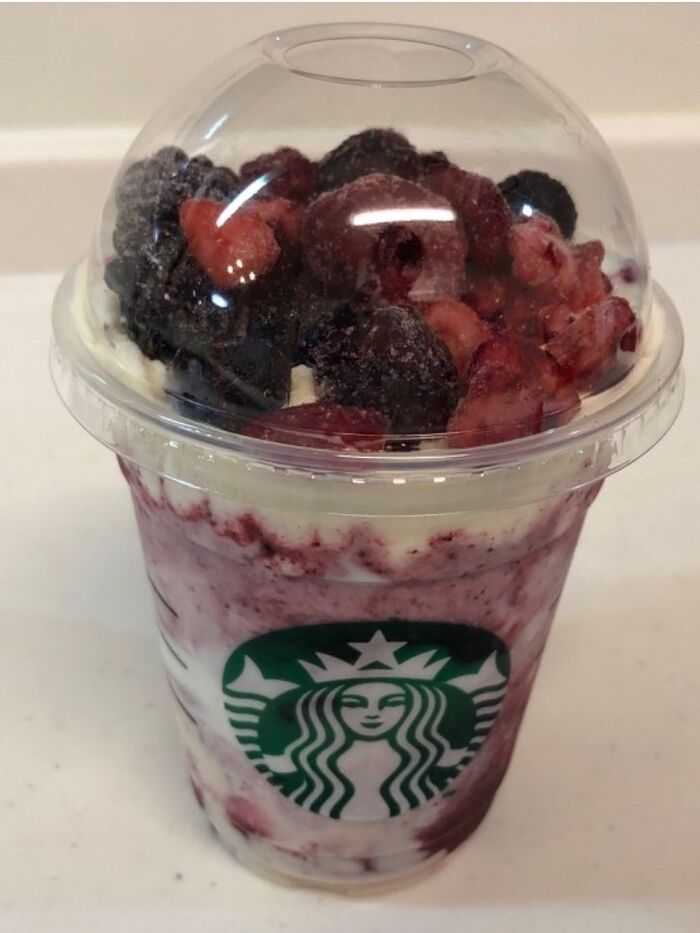 トップに生クリームを搾ります。