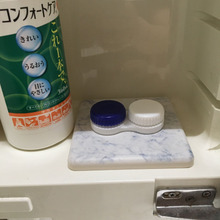 コンタクトレンズケース置き場はダイソーの珪藻土コースター
