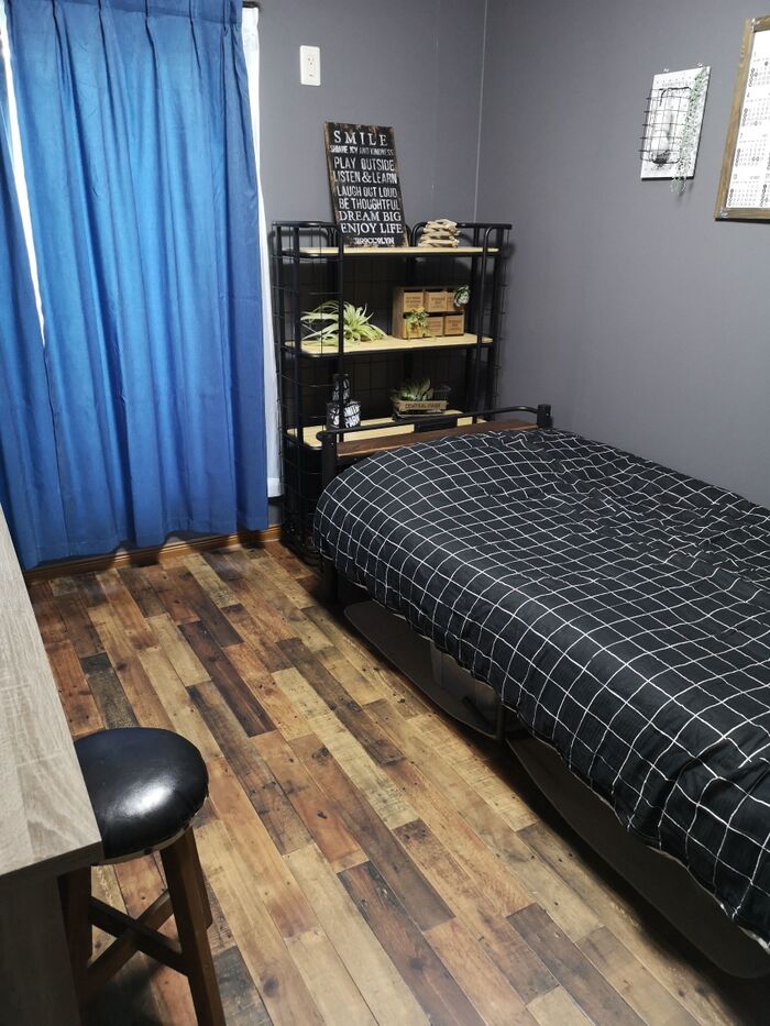 息子(長男)の部屋にクッションシートを貼りました