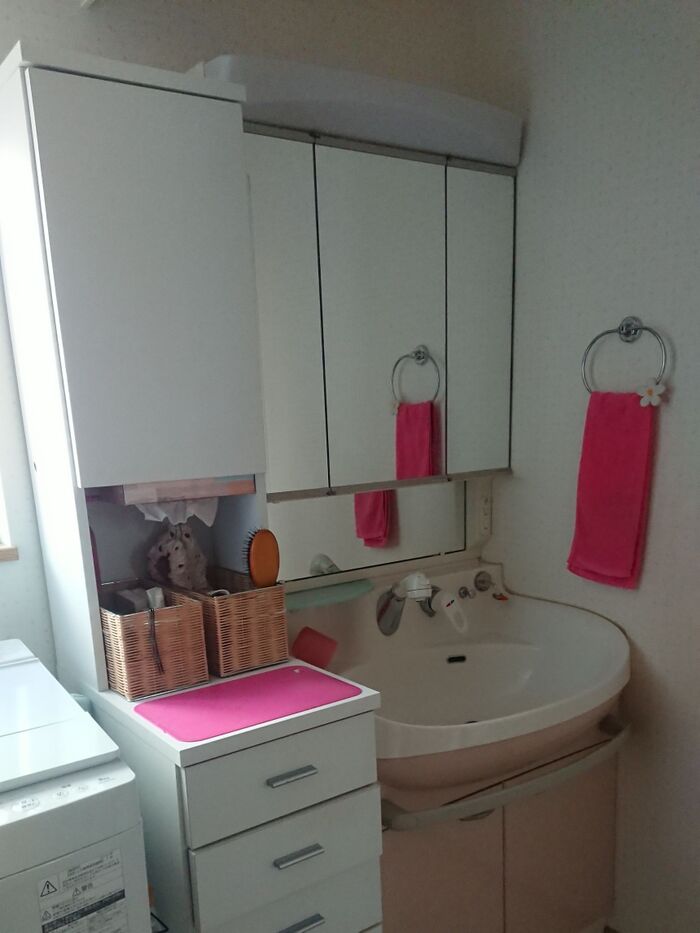 洗面台の三面鏡の薄い収納棚の使い方③