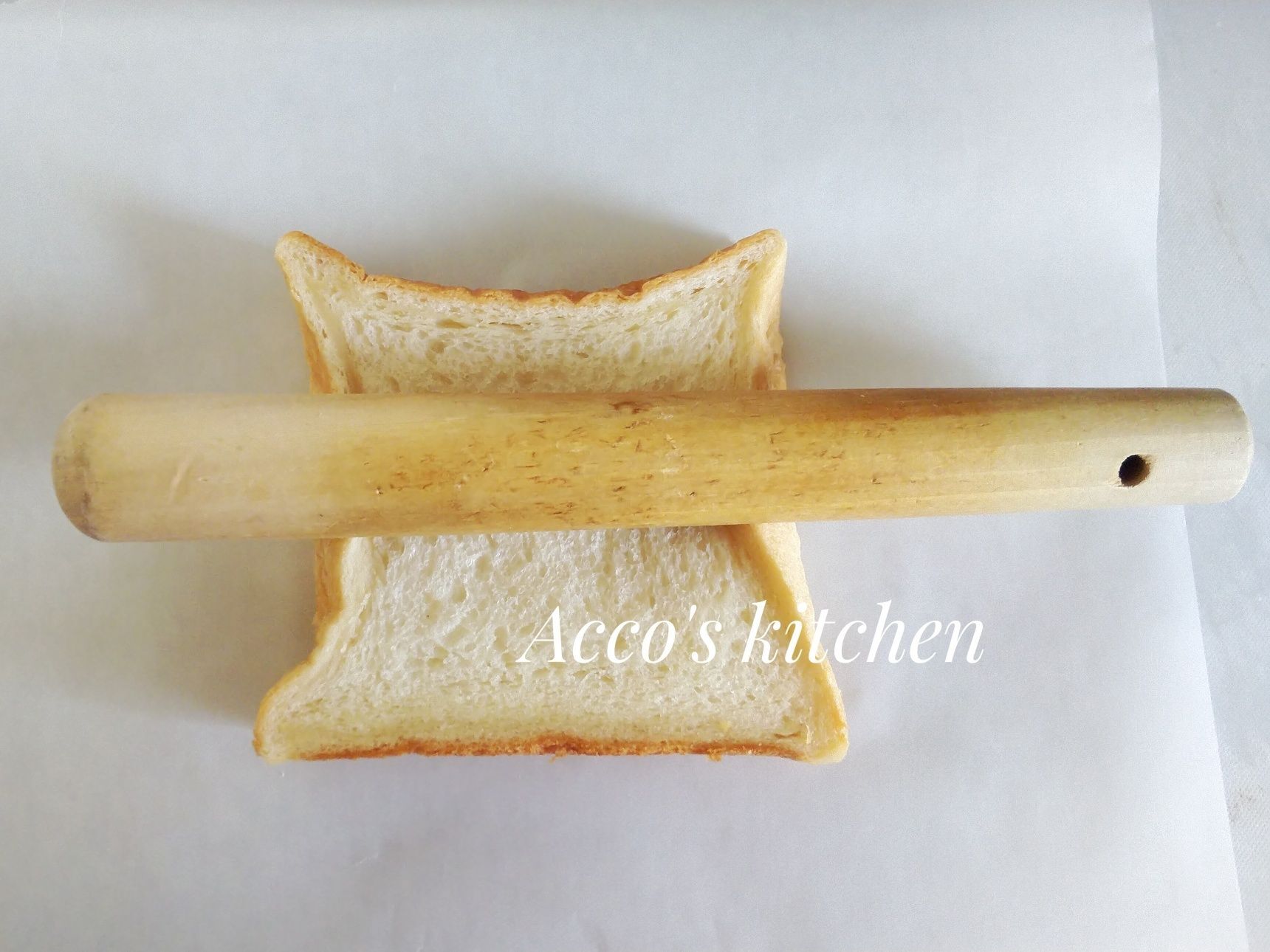 ②食パンを「あたり棒」で薄く伸ばす。