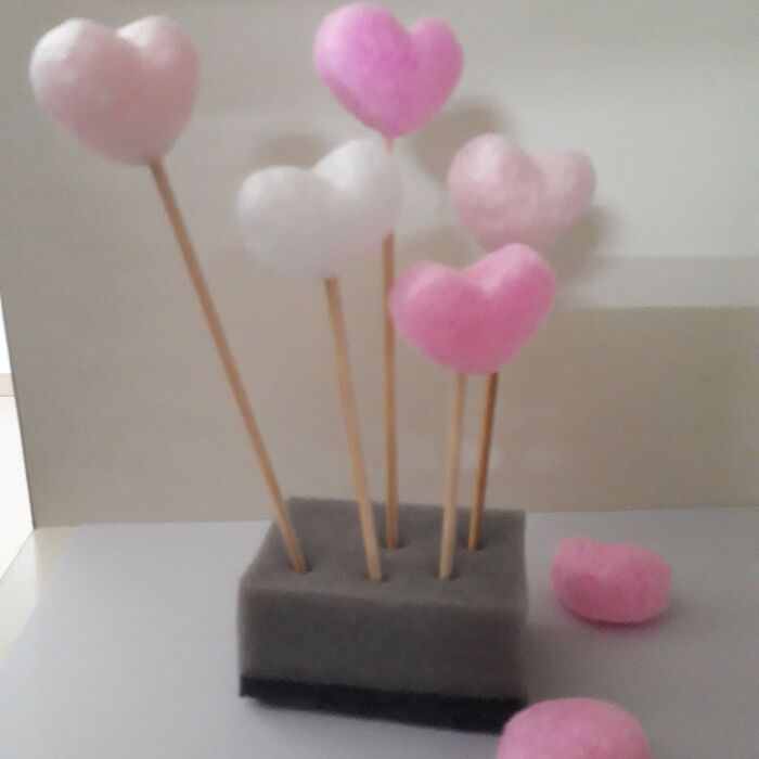 スポンジにハート串をさす。
