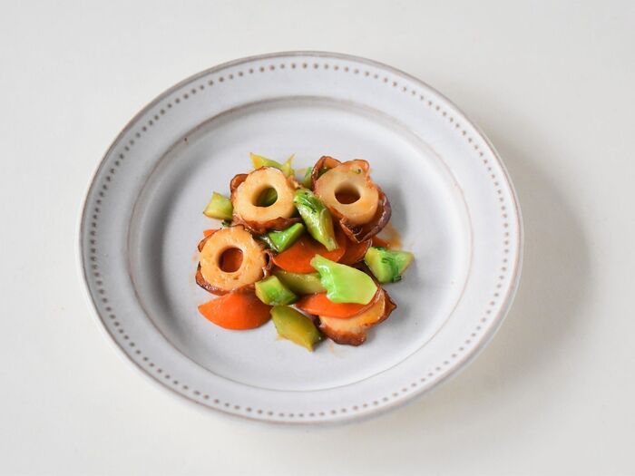 ブロッコリーとちくわのソース炒めを作ります。