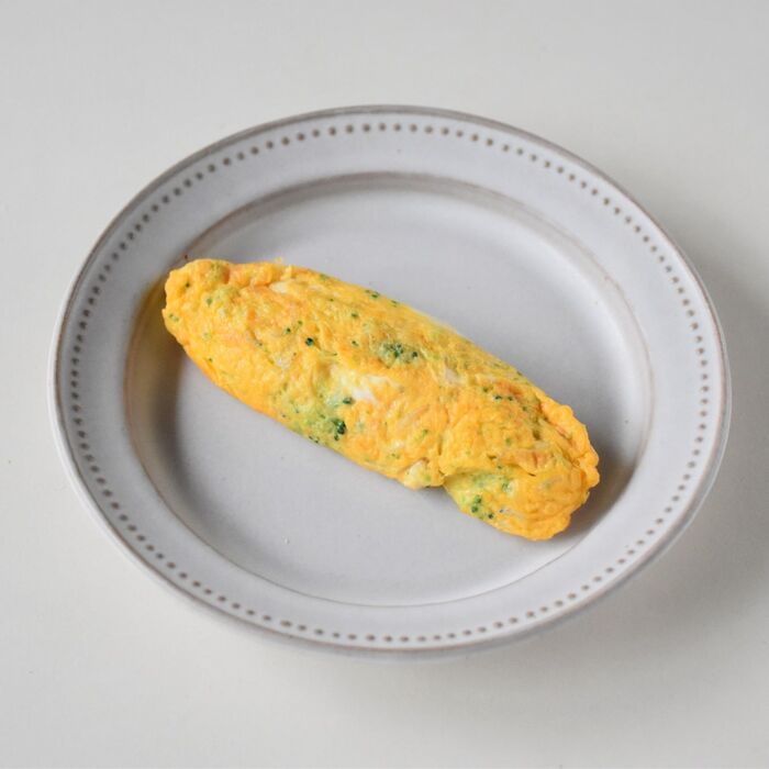 ブロッコリーとしらすのオムレツを作ります。