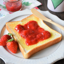 フレッシュな美味しさ!甘さ控えめいちごジャムトースト♡