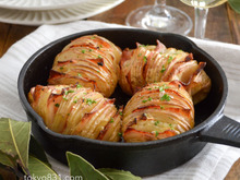 ハッセルバックポテト。ベーコンをはさんで。パーティーに!