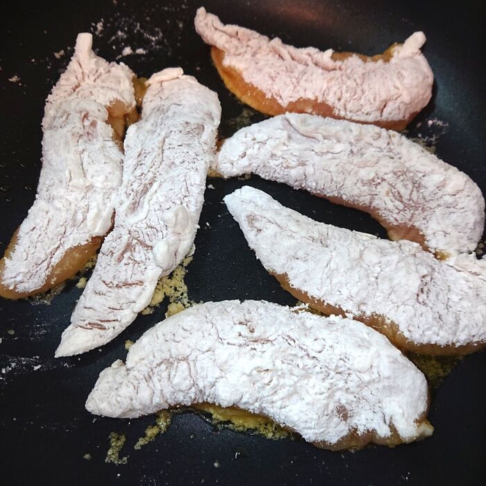 フライパンに油をひいて、ささみを並べ、ふたをして蒸し焼きにします。