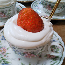 ♡簡単♡市販のカステラ…コーヒーカップ…おうちカフェスイーツ!いちご苺イチゴ&生クリームたっぷり〜