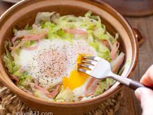 キャベツと卵の土鍋蒸し。夕食のおかず、ワインのお供にも!