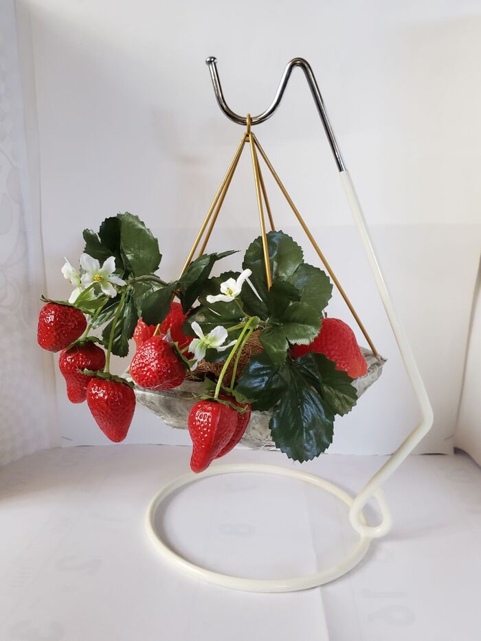 イチゴ狩り気分を味わえる鉢植え飾りを作りました。