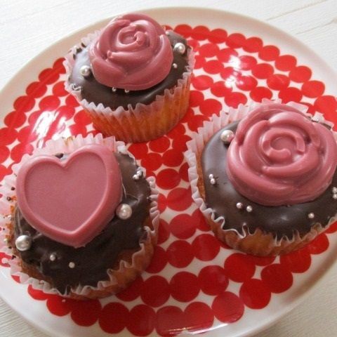 簡単に映えケーキ！バレンタイン♡ルビーチョコのハート＆薔薇モチーフのカップケーキ♪