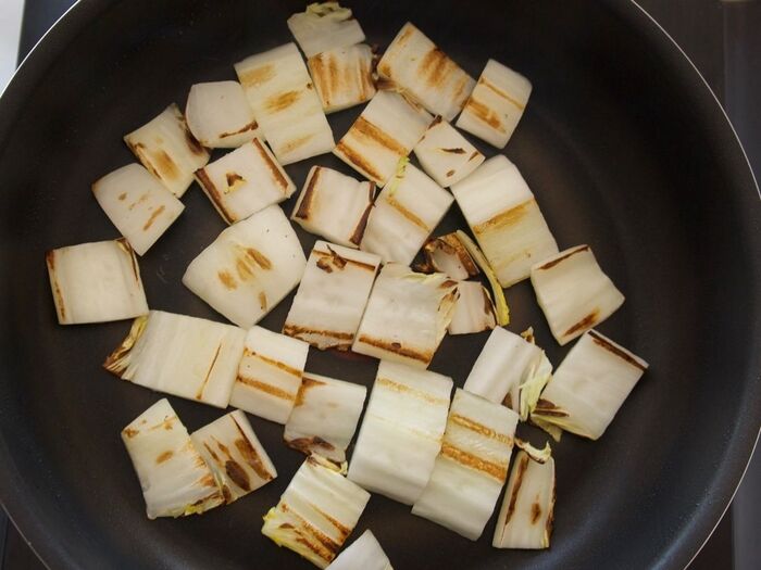 2 白菜の芯を焼きます。