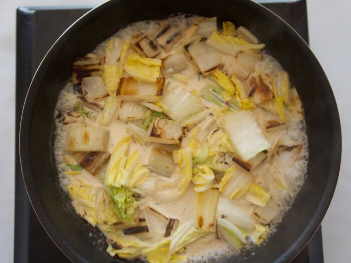 3 葉を入れて調味料を入れます。