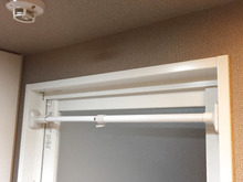 お風呂の入り口に設置するだけ!家事が劇的にラクになる つっぱり棒