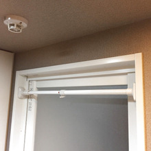 お風呂の入り口に設置するだけ!家事が劇的にラクになる つっぱり棒