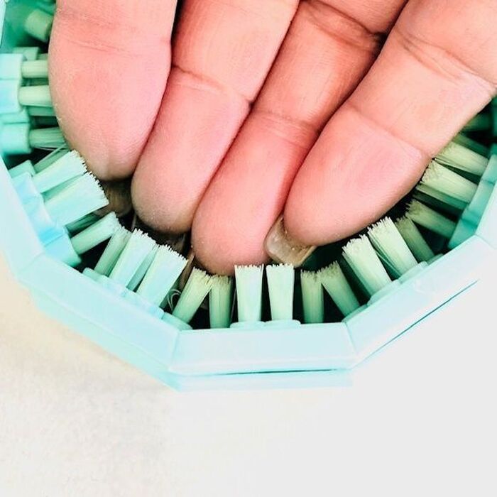 石鹸のしぶきが飛びません!長い爪裏もきれいに。衛生的なつめブラシ!