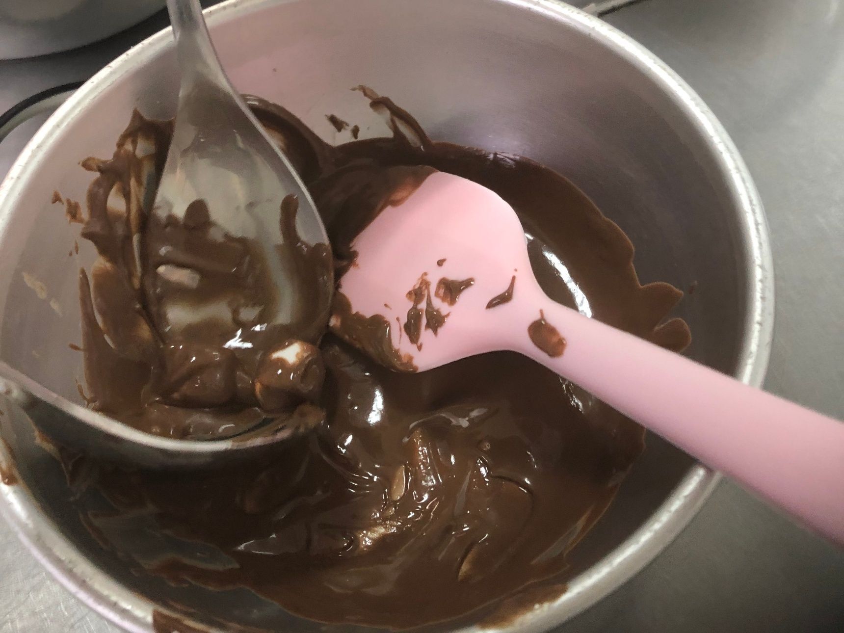溶かしたチョコレートにマシュマロをからめる