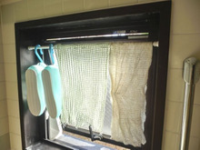 つっぱり棒とS字フックで☆ 浴室の窓際収納はカビ知らず♪