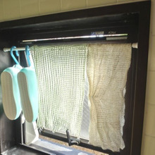 つっぱり棒とS字フックで☆ 浴室の窓際収納はカビ知らず♪