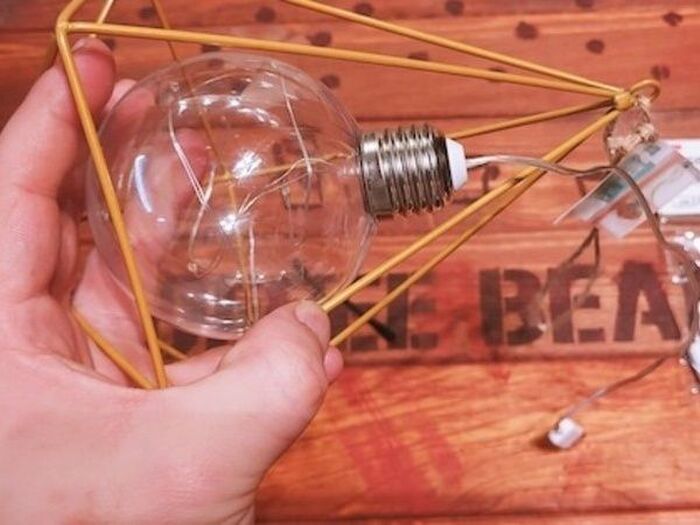 アンティークな色合いと形の物に、フェイクグリーンを付けるだけで、いがいと 「天空の城ラピュタ」風になりました