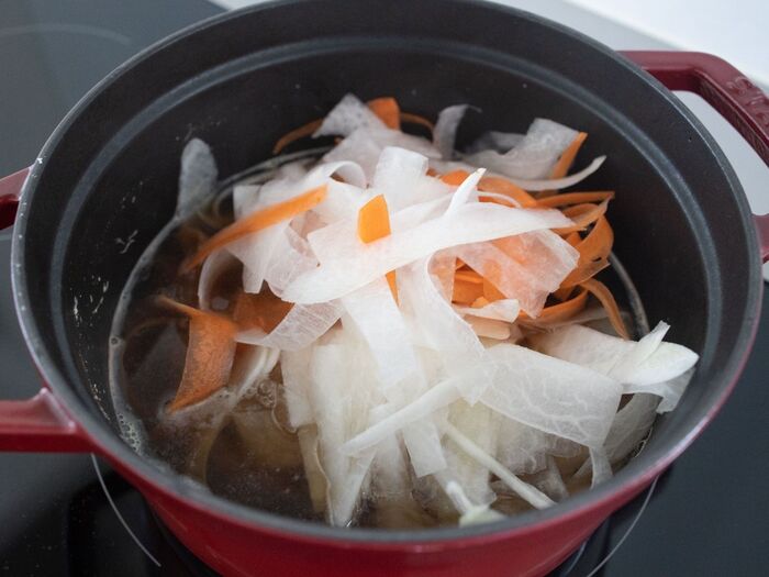 ①根菜を煮る