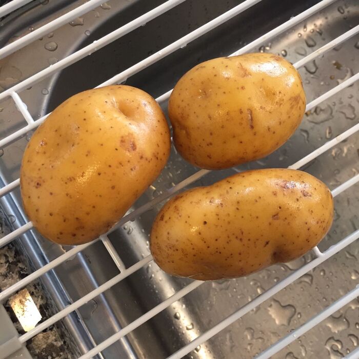 じゃがいもを洗う