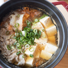 『3分煮るだけ!ひらひら根菜と豚肉と豆腐のごま生姜鍋』時短・簡単。