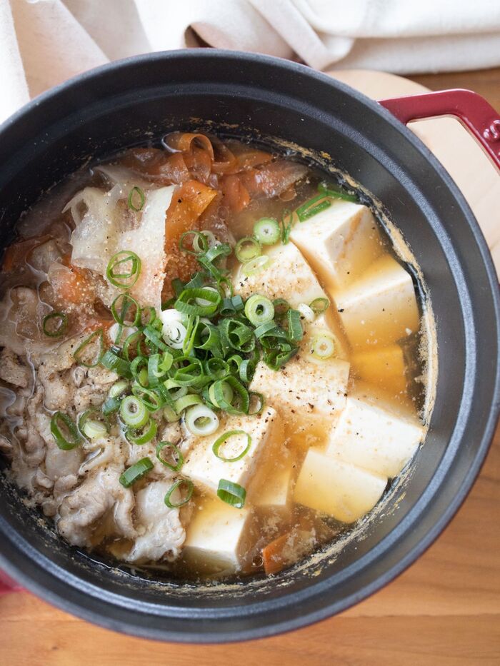 『3分煮るだけ!ひらひら根菜と豚肉と豆腐のごま生姜鍋』時短・簡単。