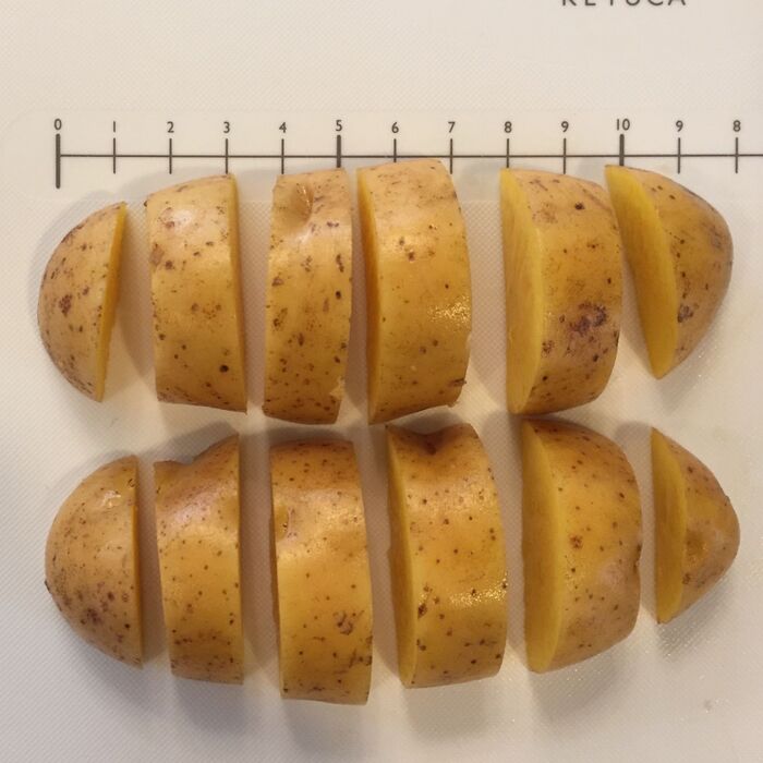 じゃがいもを切り、加熱する