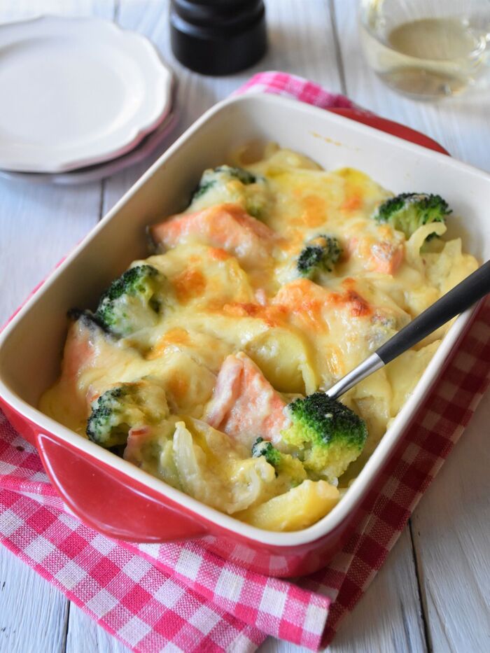 まろやかで優しい味わい♡鮭とブロッコリーの豆乳グラタン