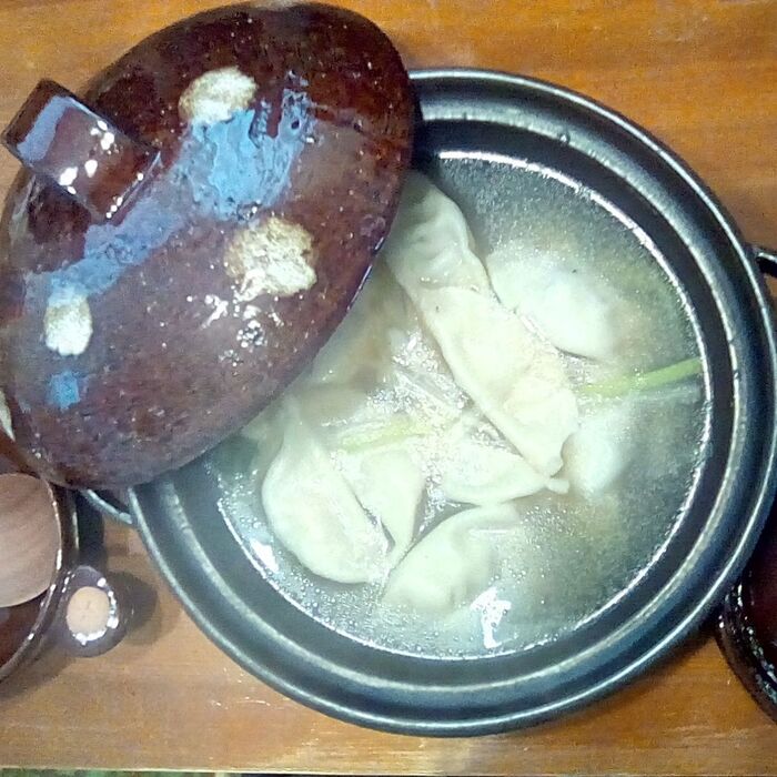 沸騰した鍋に餃子を入れて煮るだけ