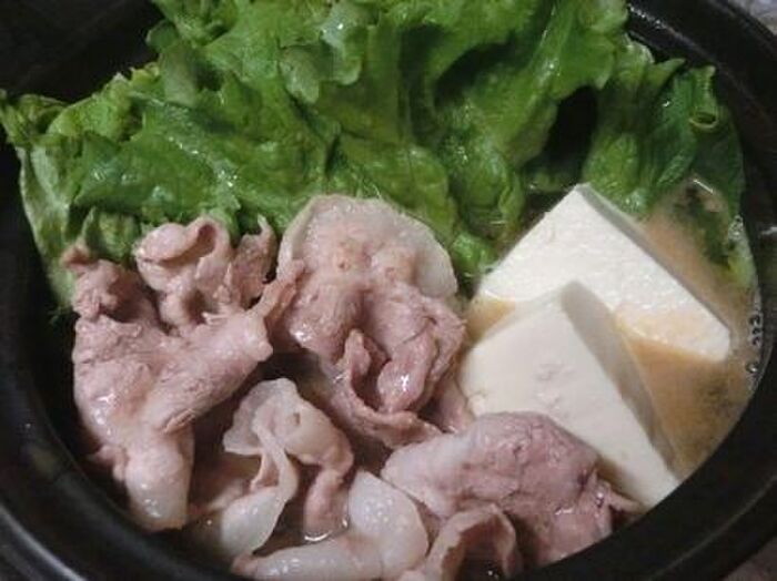 3.豆腐とレタスを入れて煮る