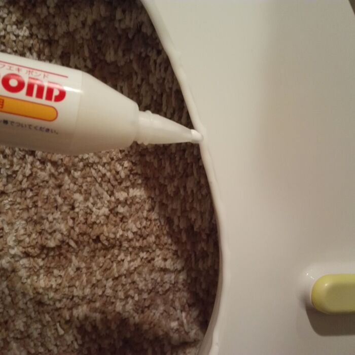 ②ボンドを一周塗って、乾燥させる。