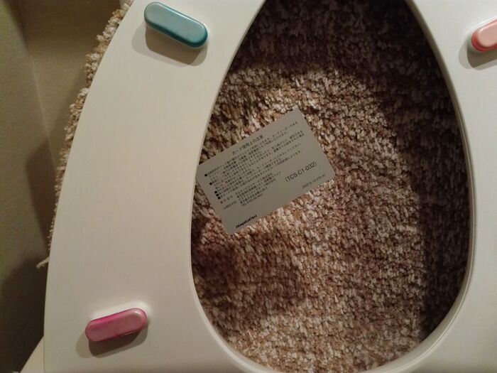 ①プリペイドカードを差し込んで、スライドさせて取り除く。