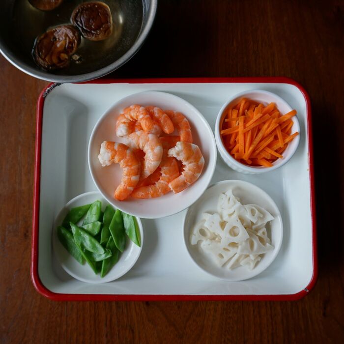 材料の下準備をします。