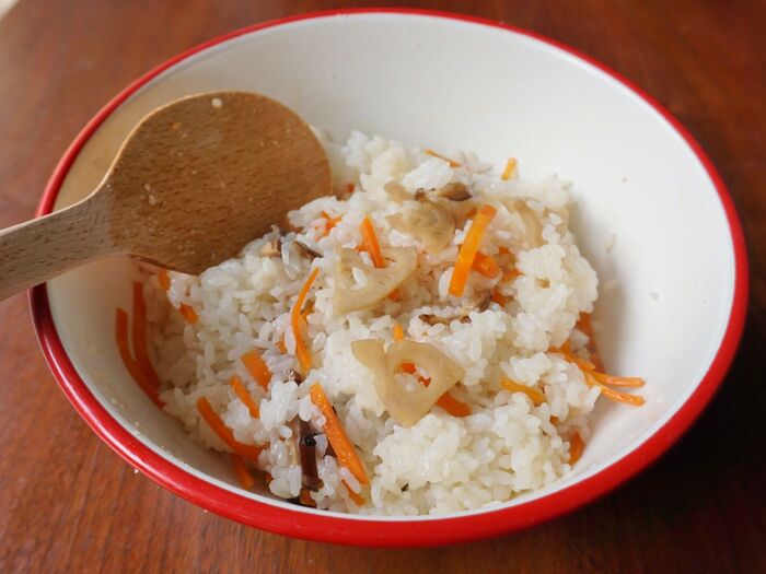 すし飯と具材をさっくりと合わせます。